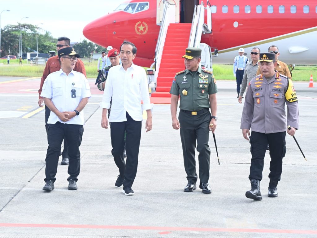 Presiden RI saat mendarat di Bandar Udara Sultan Aji Muhammad Sulaiman Sepinggan (SAMSS) Balikpapan. *(ist)