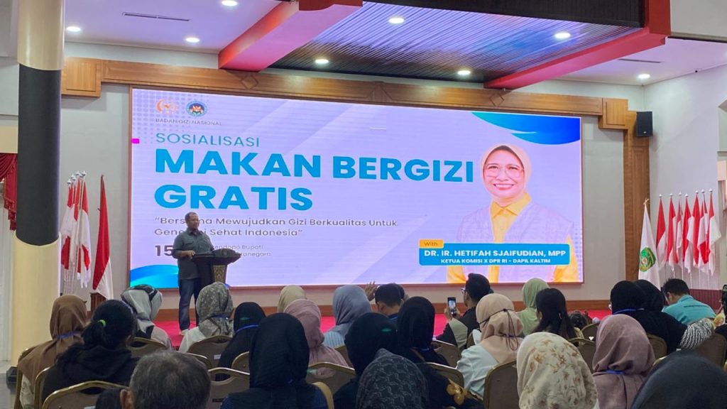 Wakil Ketua I DPRD Kukar Abdul Rasyid memberi sambutan pada kegiatan sosialisasi Program Makan Bergizi Gratis (MBG) di Pendopo Odah Etam, Kecamatan Tenggarong, Rabu (15/10/2025).