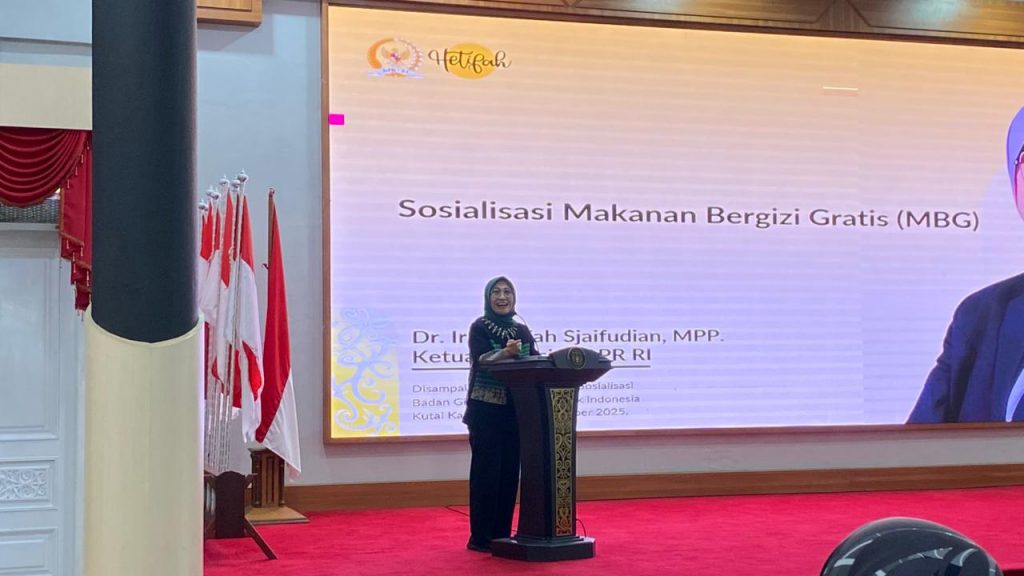 Ketua Komisi X DPR RI, Dr. Ir. Hetifah Sjaifudian, memberikan sambutan dalam kegiatan sosialisasi Program Makan Bergizi Gratis (MBG) di Pendopo Odah Etam, Tenggarong, Rabu (15/10/2025).