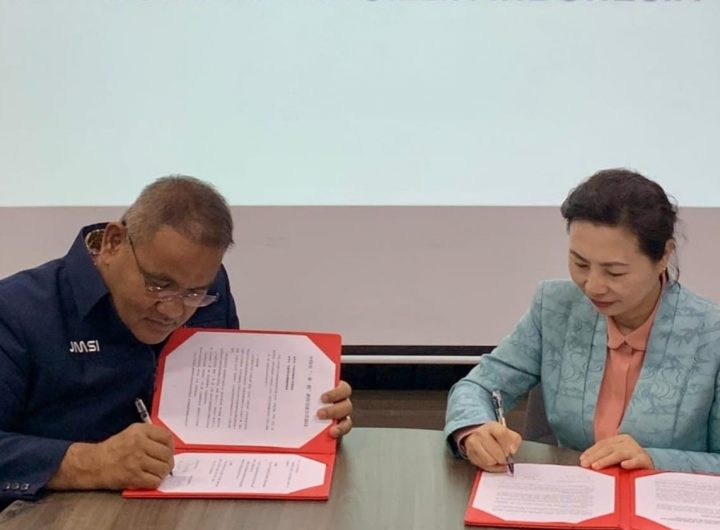 Ketua Umum JMSI Teguh Santosa dan Sekretaris Eksekutif ACJA Wu Xu menandatangani MoU kerja sama media di Gedung VOI Media, Jakarta, Selasa (28/10/2025).