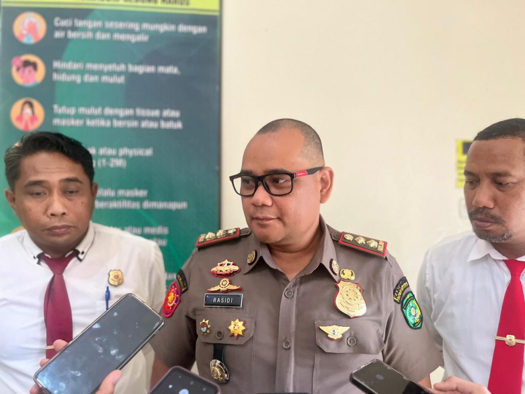 Kepala Bidang Penegakkan Produk Hukum Daerah Satpol PP Kukar, Rasidi, bersama penyidik saat mengikuti sidang Tipiring di Pengadilan Negeri Tenggarong.