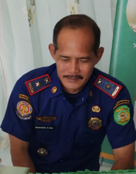 Kasi Pengawasan dan Investigasi Damkarmatan Kukar, Muksin, memberikan keterangan terkait kesiapsiagaan petugas menghadapi cuaca ekstrem di Mako Damkarmatan Kukar.