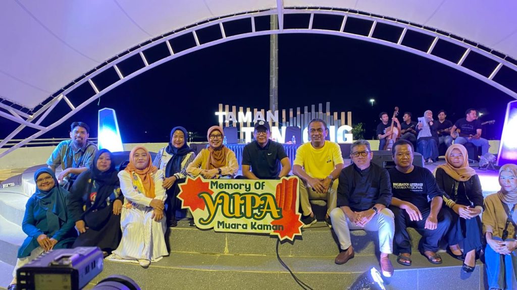 Para peserta dan penyelenggara berfoto bersama dalam konferensi pers Festival Memory of Yupa 2025 yang digelar di Taman Tanjong Tenggarong, Jumat (17/10/2025).