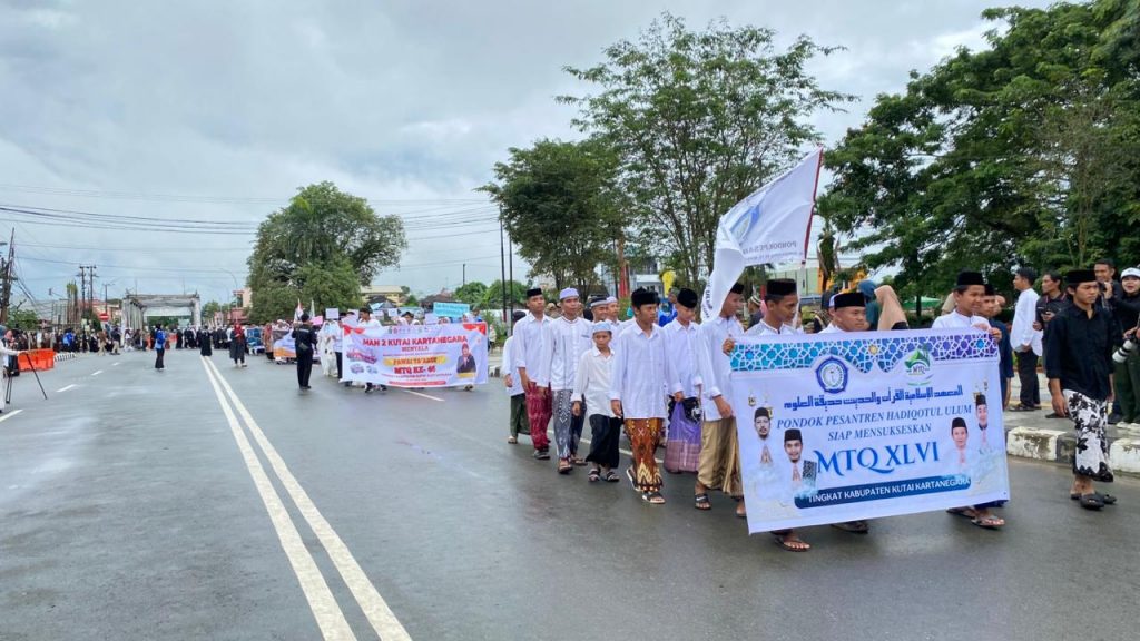 Ratusan Peserta Meriahkan Pawai Ta’aruf MTQ ke-46 Kutai Kartanegara di Tenggarong