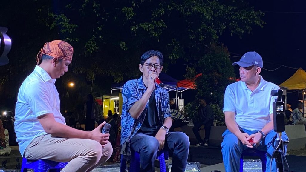 Puji Utomo dan Erwan Riyadi berbicara dalam sesi Ngapeh di Titik Nol Tenggarong membahas budaya dan literasi.