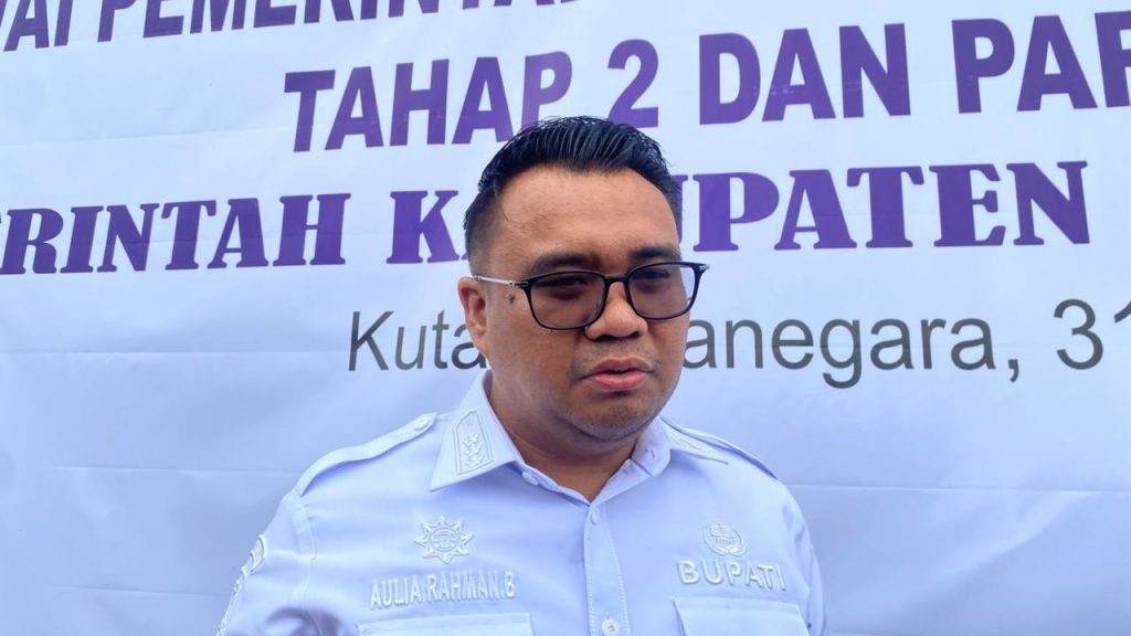 Bupati Kutai Kartanegara, dr. Aulia Rahman Basri.