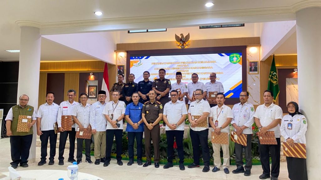 Penandatanganan kerja sama Pemkab Kutai Kartanegara dan Kejari Kukar terkait penanganan hukum perdata dan TUN di Kantor Kejari Tenggarong, Rabu 22 Oktober 2025.