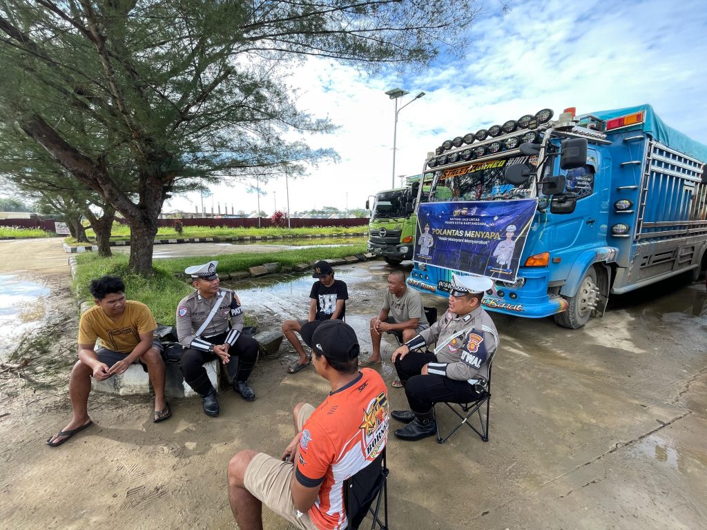 Satlantas Polres Kutai Kartanegara menyapa sopir truk sambil memberikan imbauan tertib berlalu lintas dalam kegiatan “Polantas Menyapa” di Jalan A.P. Mangkunegara, Tenggarong Seberang, Selasa (7/10/2025).