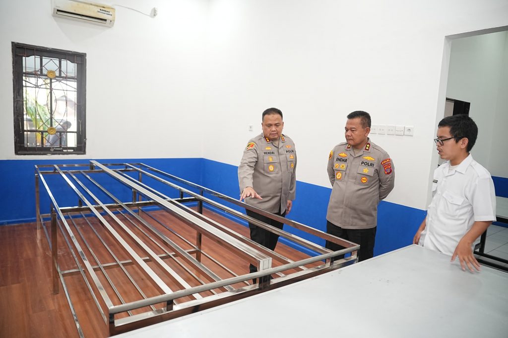 Kapolda Kaltim Irjen Pol Endar Priantoro meninjau dapur gizi Bhayangkari Polresta Samarinda untuk memastikan makanan layak dan bergizi sebelum didistribusikan kepada masyarakat, Selasa (21/10/2025).