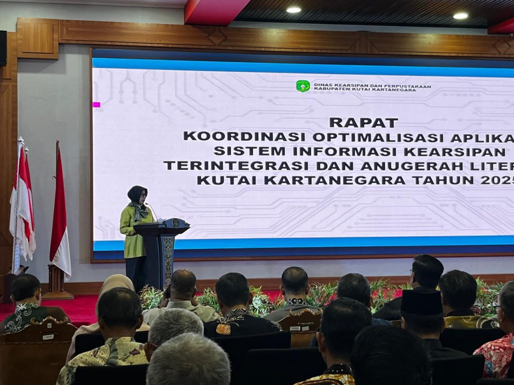 Kepala Dinas Perpustakaan dan Kearsipan (Diarpus) Kutai Kartanegara, Rinda Desianti, memberikan sambutan dalam rapat koordinasi optimalisasi penggunaan aplikasi Srikandi di Pendopo Odah Etam, Tenggarong, Kamis (16/10/2025).