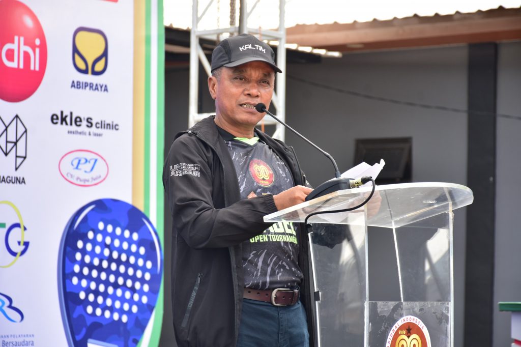 Danrem 091/ASN Brigjen TNI Anggara Sitompul membuka Open Tournament Padel Piala Panglima TNI 2025 di Samarinda, Jumat (10/10/2025).