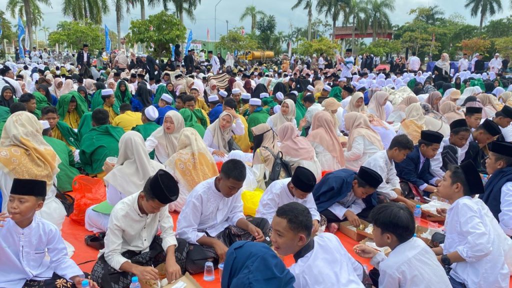 Suasana khidmat peringatan Hari Santri Nasional 2025 di Lapangan Kantor Bupati Kutai Kartanegara, Rabu (22/10/2025), diikuti ribuan santri dan masyarakat dengan penuh semangat kebersamaan.