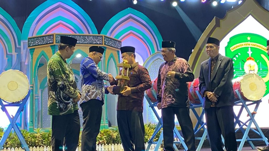 Kecamatan Tenggarong resmi dinobatkan sebagai juara umum pada MTQ ke-46 tingkat Kabupaten Kutai Kartanegara yang digelar di Stadion Rondong Demang, Kamis (30/10/2025) malam.