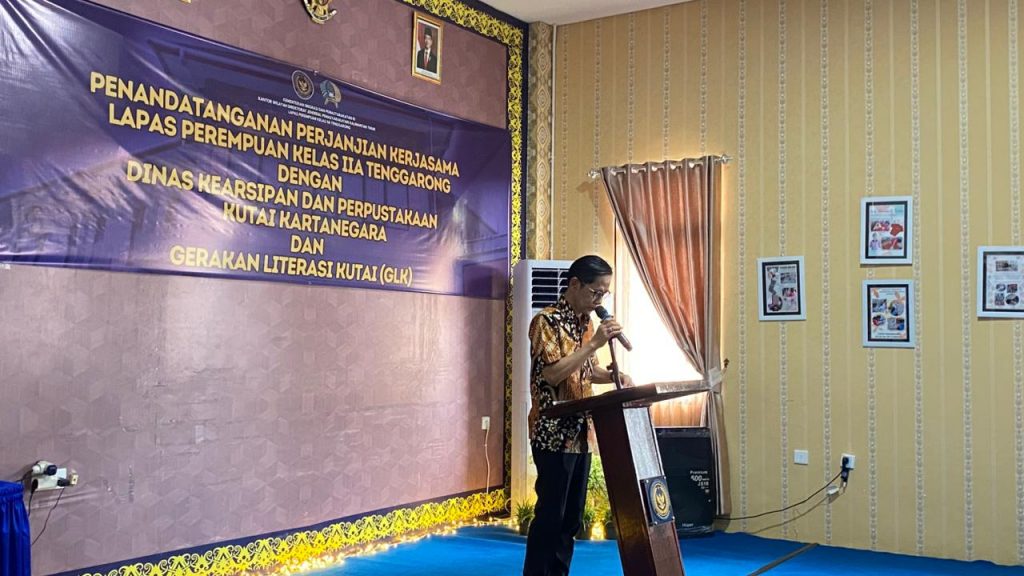 Pembina Gerakan Literasi Kabupaten Kutai Kartanegara, Erwan Riyadi, saat memberikan sambutan pada kegiatan penandatanganan kerja sama literasi di Lapas Perempuan Kelas IIA Tenggarong, Selasa (4/11/2025).