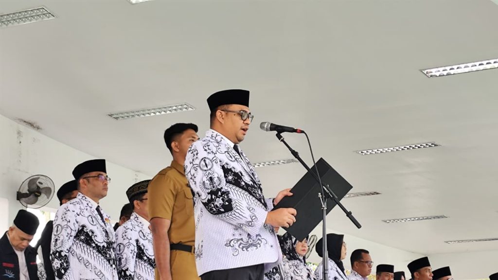 Bupati Kukar Aulia Rahman Basri menyampaikan apresiasi kepada seluruh guru yang mengabdi di wilayah perkotaan hingga pelosok.