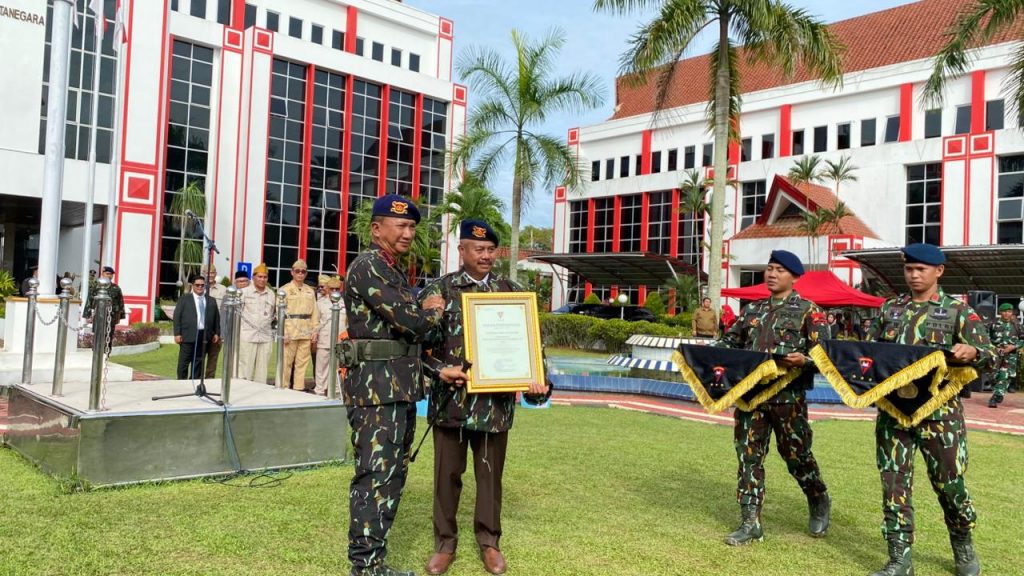 Eks Bupati Kukar, Dr. Edi Damansyah, menerima penghargaan Warga Kehormatan Korps Brimob Polri dari Satuan Brimob Polda Kaltim.
