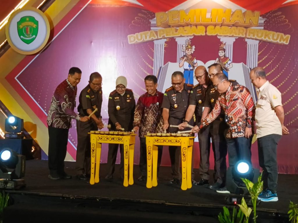Suasana khidmat mewarnai pembukaan putaran final Duta Pelajar Sadar Hukum Kalimantan Timur yang ditandai dengan pemukulan alat musik angklung bersama.