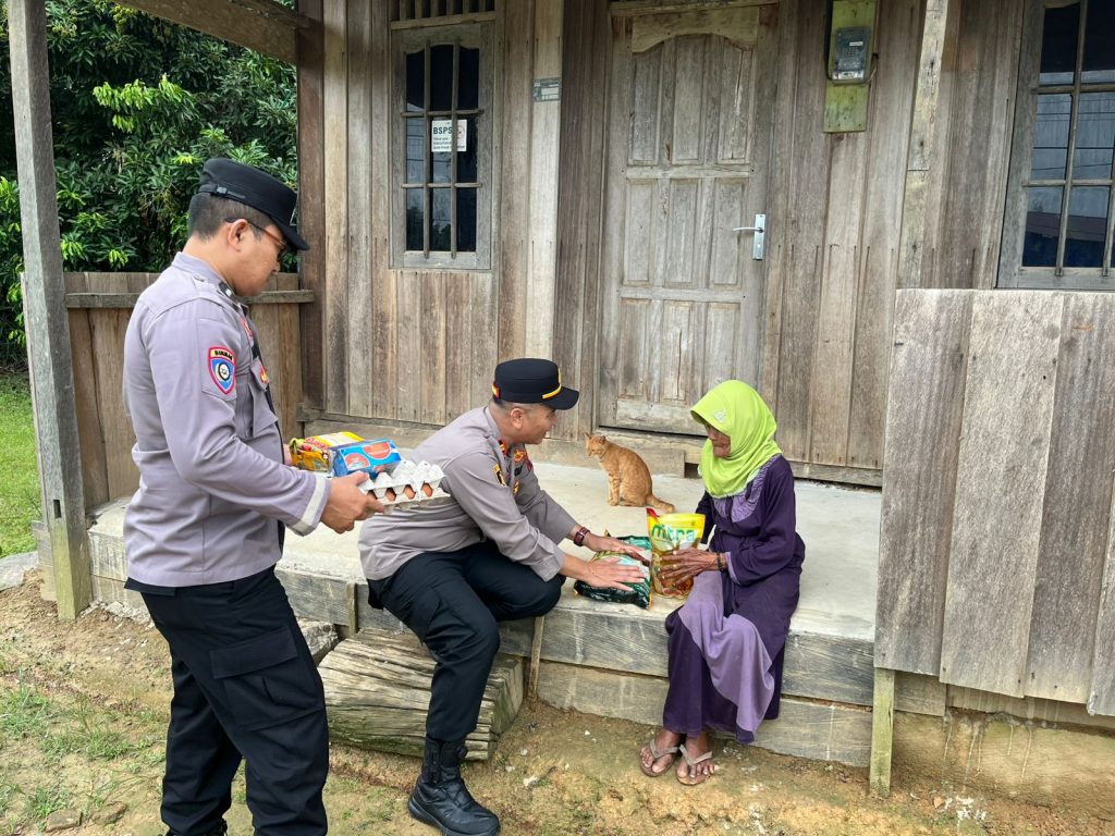 Polsek Muara Wahau melaksanakan kegiatan sosial melalui program Jumat Berkah yang digelar pada Jumat (21/11/2025).