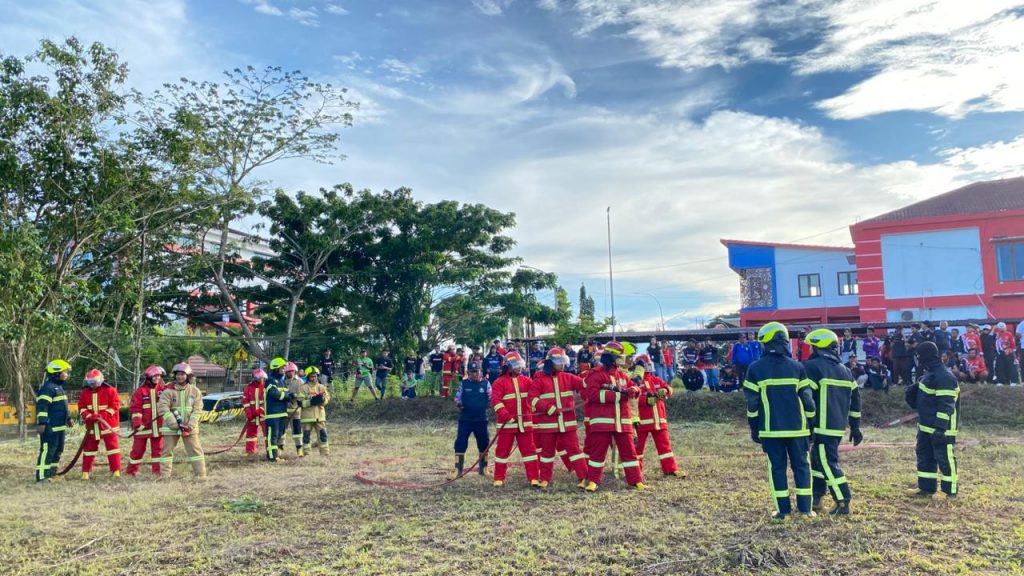 Latihan terpadu teknik penanganan api berbahan minyak digelar Damkarmatan Kukar bersama Redkar pada Jumat, 21 November 2025 pukul 16.00 WITA di Mako Damkarmatan.