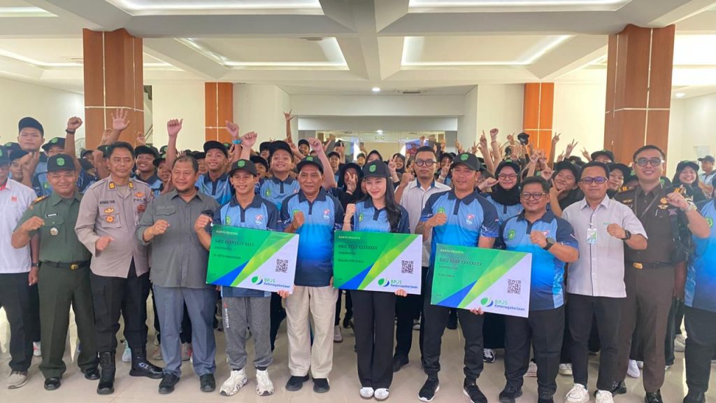 Momen pelepasan kontingen pelajar Kutai Kartanegara (Kukar) yang akan berlaga di ajang Pekan Olahraga Pelajar Daerah (POPDA) XVII Kalimantan Timur di Penajam Paser Utara.