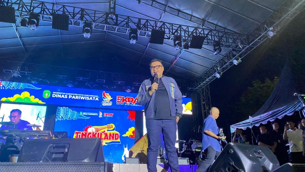 Bupati Kukar Aulia Rahman Basri secara resmi menutup rangkaian Tingkilan Fest 2025 di Halaman Kedaton Kutai Kartanegara.