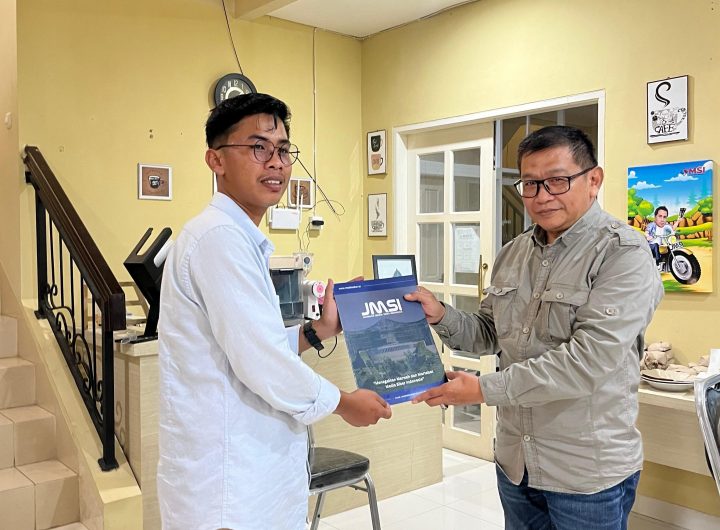 DPP JMSI menetapkan Adam (Kiri) sebagai Plt JMSI PPU melalui penyerahan SK yang berlangsung di Samarinda, Sabtu (15/11/2025).