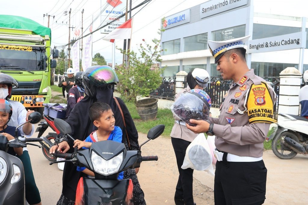 Pendekatan kreatif Satlantas Polres Kutim: cosplay keselamatan dan pembagian helm anak untuk meningkatkan kesadaran tertib berlalu lintas, Jumat (21/11/2025).