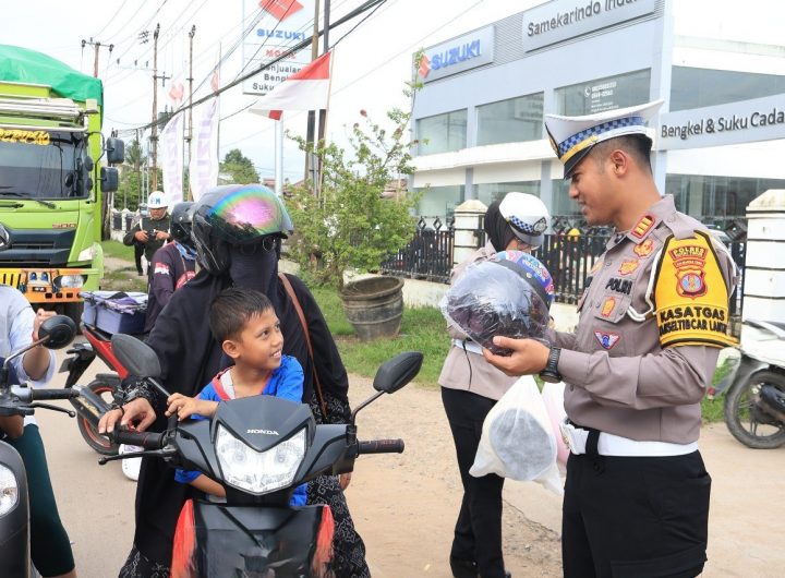 Pendekatan kreatif Satlantas Polres Kutim: cosplay keselamatan dan pembagian helm anak untuk meningkatkan kesadaran tertib berlalu lintas, Jumat (21/11/2025).