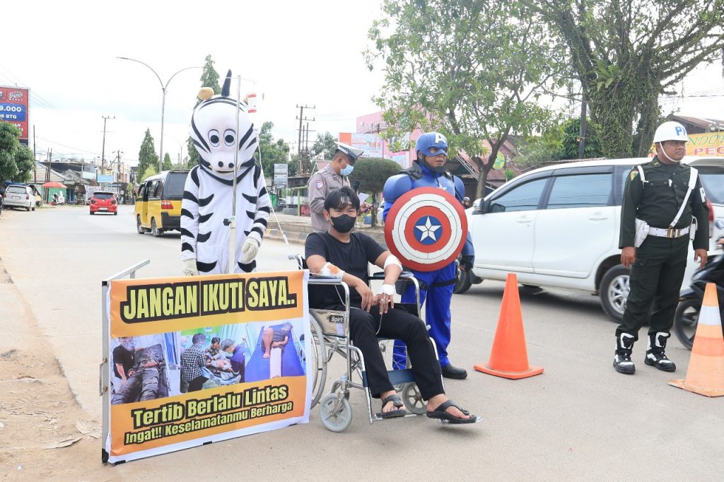 Inovasi edukasi keselamatan, Satlantas Polres Kutim menurunkan karakter cosplay untuk memperkuat pesan tertib berlalu lintas, Jumat (21/11/2025).