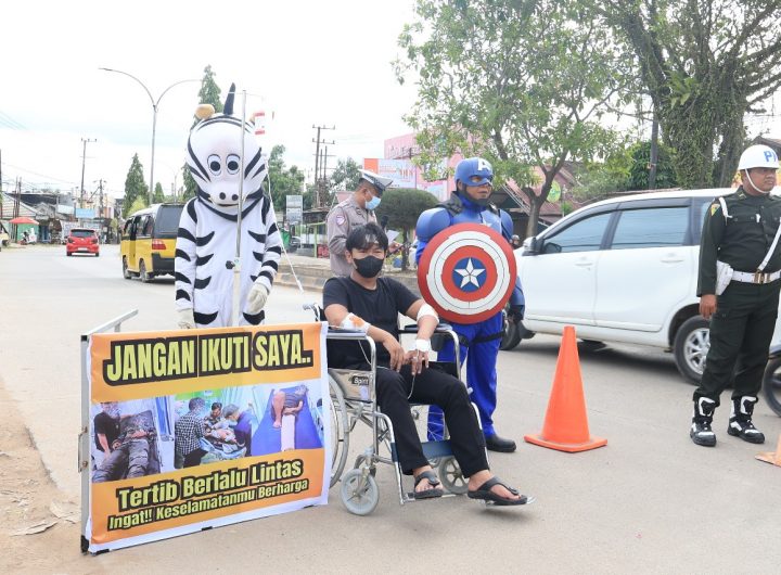 Inovasi edukasi keselamatan, Satlantas Polres Kutim menurunkan karakter cosplay untuk memperkuat pesan tertib berlalu lintas, Jumat (21/11/2025).