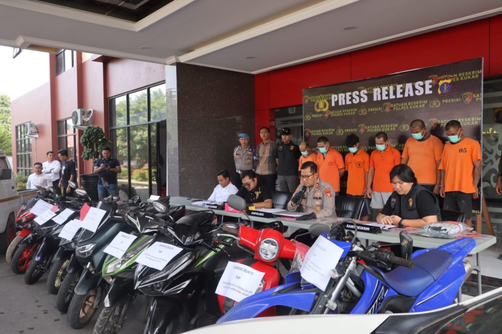 Kegiatan Press Release Operasi Jaran Mahakam Serentak 2025 jajaran Polda Kaltim di Lobi Mako Polres Kukar, Jumat (7/11/2025).