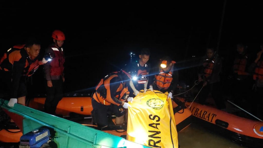 Tim SAR Gabungan mengevakuasi korban tenggelamnya kapal ferry di Perairan Ujoh Halang, Kabupaten Kutai Barat.