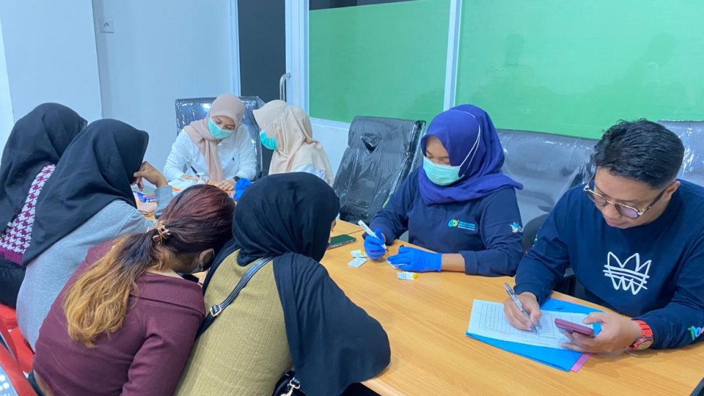 Petugas kesehatan melakukan pemeriksaan HIV dan sifilis terhadap pasangan tak resmi yang diamankan dalam razia gabungan Satpol PP Kukar di Tenggarong.