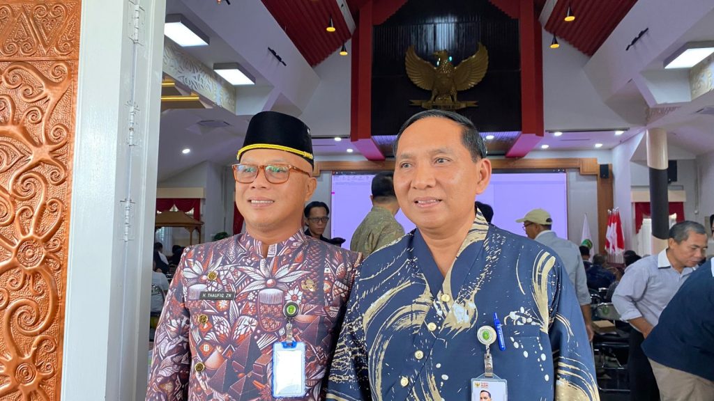 Asisten II Bidang Ekonomi dan Pembangunan Setkab Kukar, Ahyani Fadianur Diani bersama Plt. Kepala Dinas Koperasi dan UKM Kukar, Thaufiq Zulfian Noor.