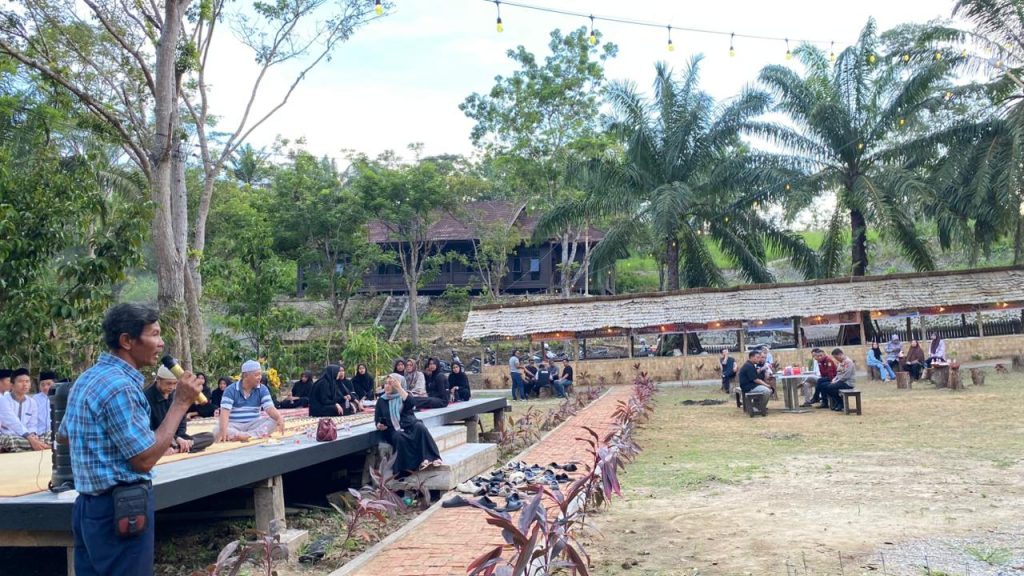 Momen kebersamaan warga Maluhu dan aparat pemerintah saat pembukaan Pasar Kuliner Lembah Sasana Kaning Park, Selasa (11/11/2025).