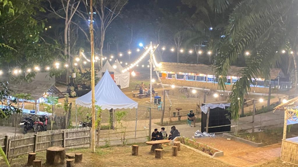 Suasana malam di Sasana Villa Kaning Park.