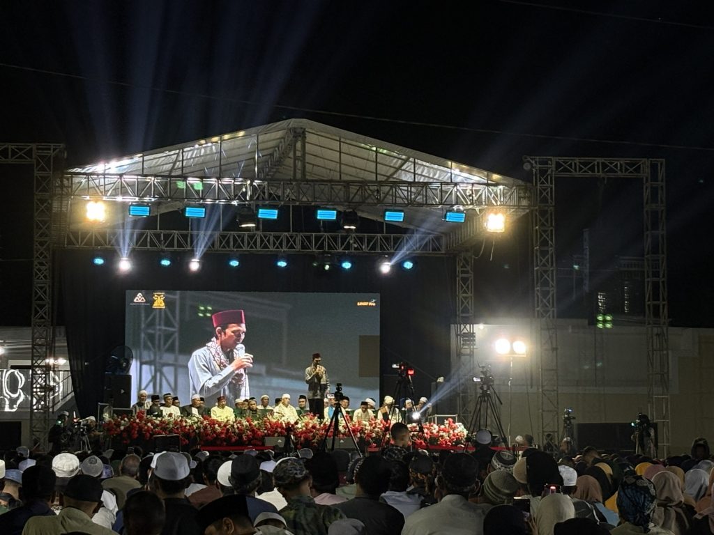 Suasana Tablig Akbar dan Sholawat bersama Ustaz Abdul Somad (UAS) di Jalan Udang 1, Kelurahan Timbau, berlangsung khidmat dengan kehadiran ribuan jemaah, Sabtu (22/11/2025).