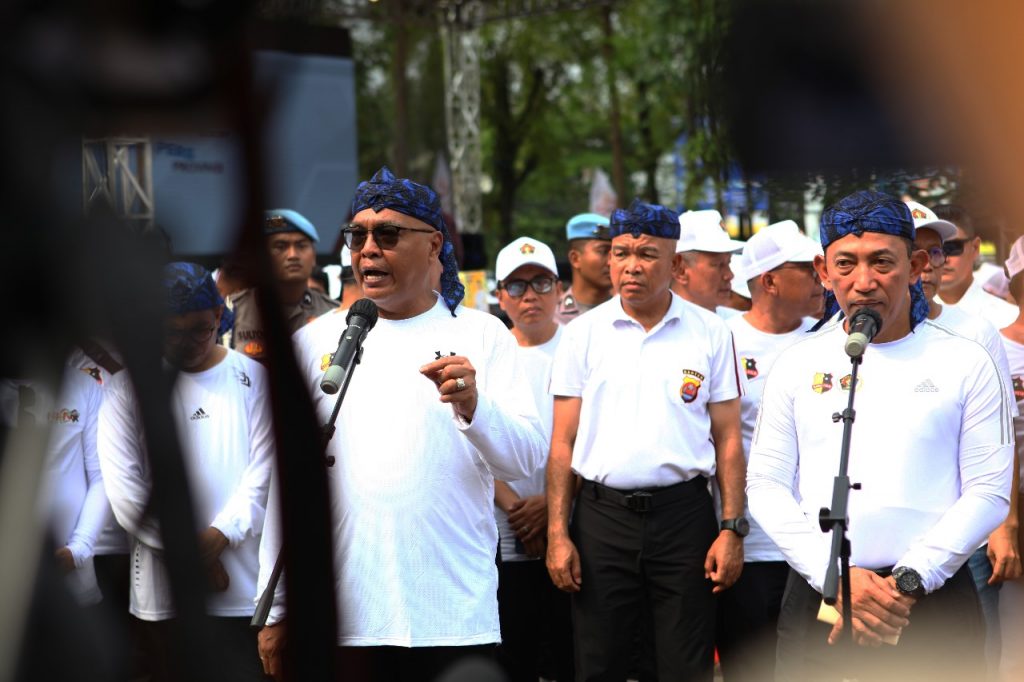 Ketua Umum PWI Pusat Akhmad Munir bersama Kapolri Listyo Sigit Prabowo memimpin hening cipta untuk mendoakan korban banjir bandang dan tanah longsor di Sumatera.