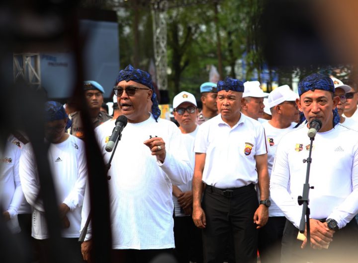 Ketua Umum PWI Pusat Akhmad Munir bersama Kapolri Listyo Sigit Prabowo memimpin hening cipta untuk mendoakan korban banjir bandang dan tanah longsor di Sumatera.