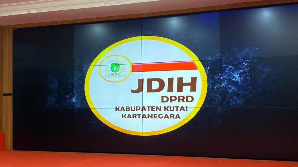 DPRD Kukar memperkenalkan logo baru JDIH sebagai simbol komitmen dalam meningkatkan keterbukaan informasi dan kualitas dokumentasi hukum daerah. Kegiatan ini digelar dalam Forum Komunikasi Publik dan Paparan Inovasi JDIH 2026 di Ruang Serbaguna DPRD Kukar.