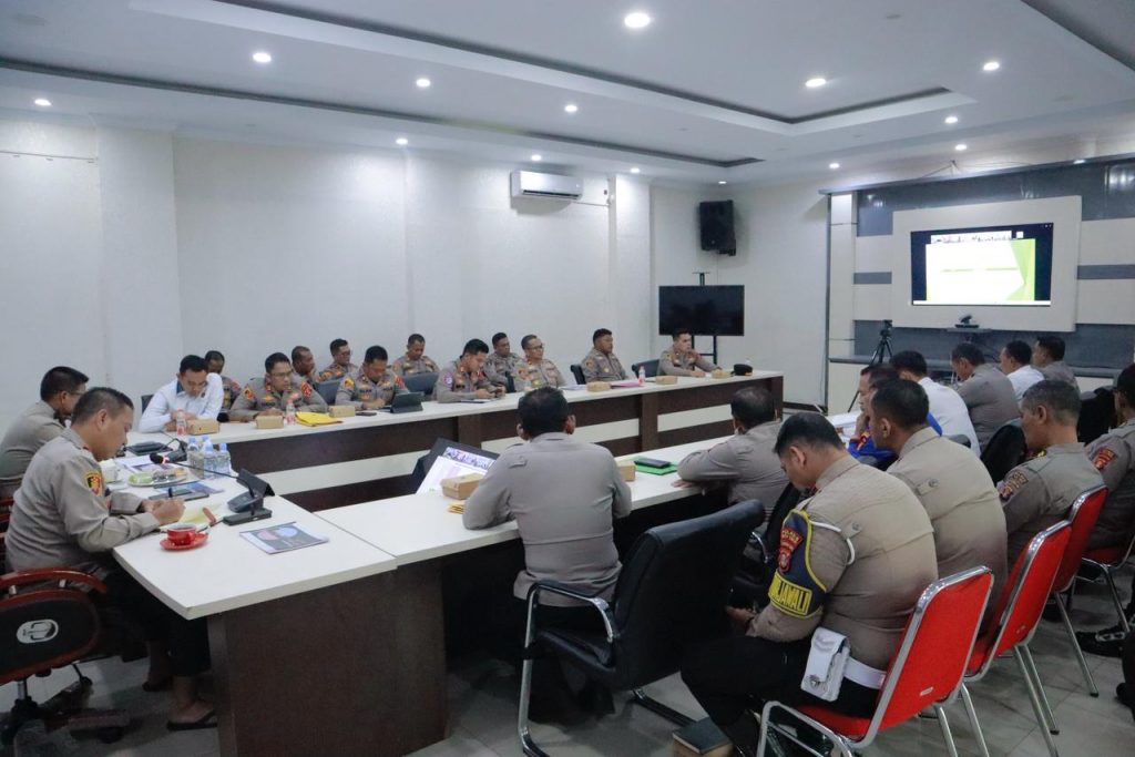 Polres Kutim menggelar Rapat Koordinasi Internal di Ruang Vicon guna mematangkan kesiapan Operasi Lilin 2025 menjelang Natal dan Tahun Baru.