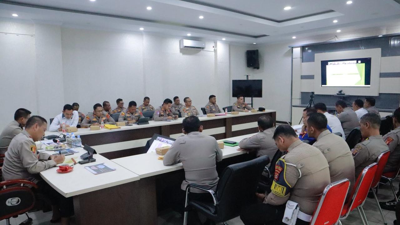 Polres Kutim menggelar Rapat Koordinasi Internal di Ruang Vicon guna mematangkan kesiapan Operasi Lilin 2025 menjelang Natal dan Tahun Baru.