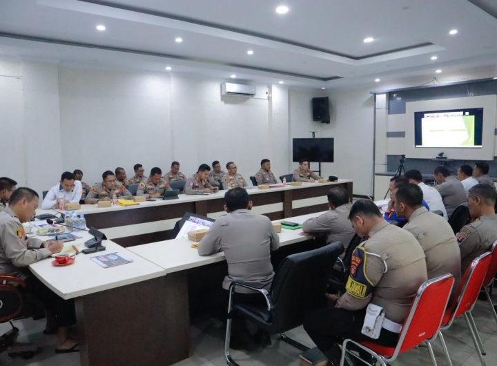 Polres Kutim menggelar Rapat Koordinasi Internal di Ruang Vicon guna mematangkan kesiapan Operasi Lilin 2025 menjelang Natal dan Tahun Baru.