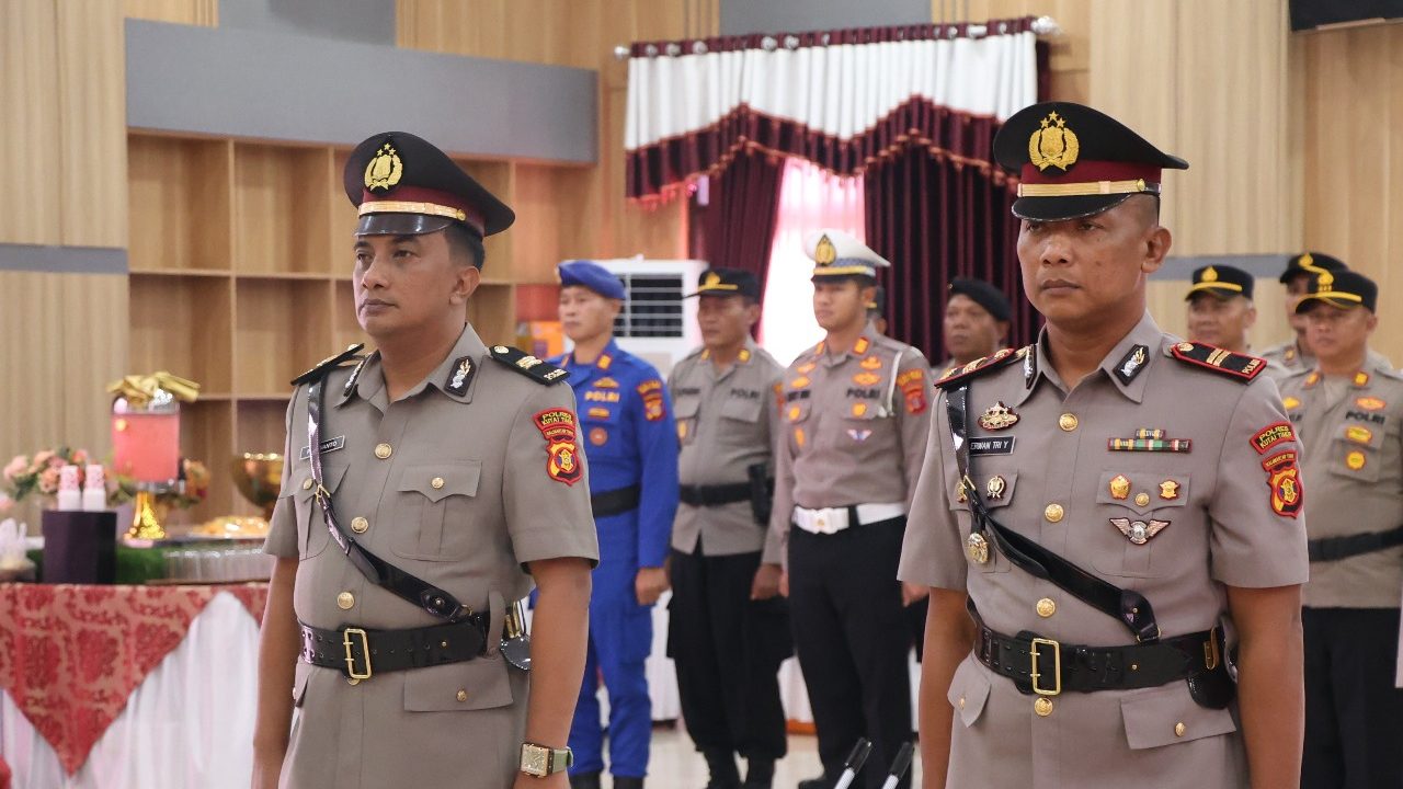 Acara Kenal Pamit Kapolsek Muara Ancalong digelar Polres Kutim di Aula Pelangi. Jabatan resmi diserahkan kepada IPTU Erwan Tri Yunanto.