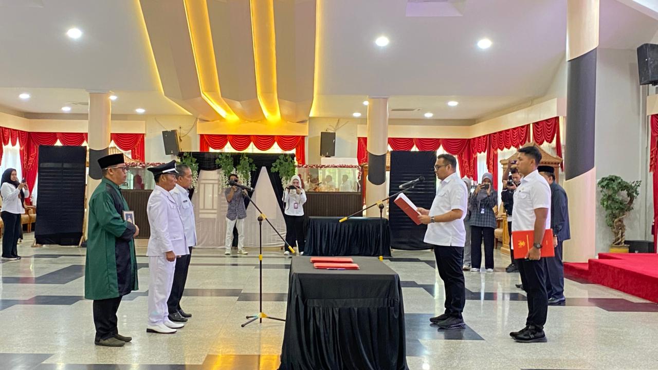 Bupati Kukar Aulia Rahman Basri melantik Kepala Desa Antarwaktu Long Beleh Modang dan Penjabat Kepala Desa Muai dalam prosesi resmi di Pendopo Odah Etam, Tenggarong.
