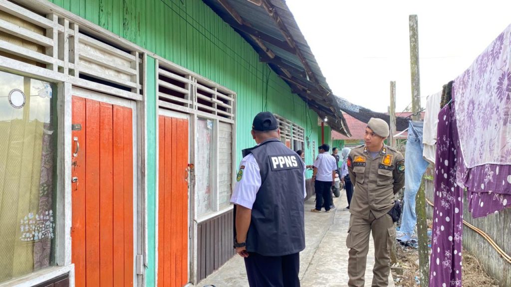Satpol PP Kukar menggelar operasi penegakan Perda Nomor 13 Tahun 2015 di Kelurahan Sukarame dan Panji. Razia menyasar rumah kos, rumah sewa, dan indekos untuk memastikan ketertiban administrasi kependudukan warga.