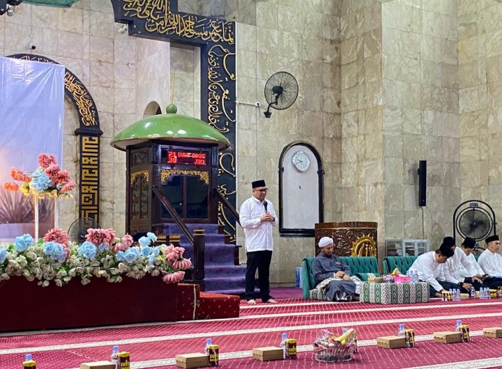 Bupati Kutai Kartanegara Aulia Rahman Basri saat menyampaikan refleksi akhir tahun 2025 di Masjid Agung Sultan Sulaiman, Jalan KH Dewantara, Tenggarong, Jumat (19/12/2025).