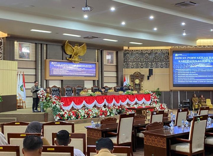 Suasana Rapat Paripurna ke-30 DPRD Kabupaten Kutai Kartanegara di Ruang Sidang Utama DPRD Kukar, Senin (22/12/2025).