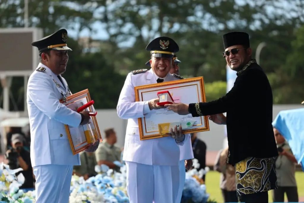 Gubernur Kalimantan Timur Rudy Mas’ud menyerahkan penghargaan kepada camat berprestasi pada puncak HUT ke-69 Provinsi Kalimantan Timur di Samarinda. (Dok: Pemprov Kaltim)