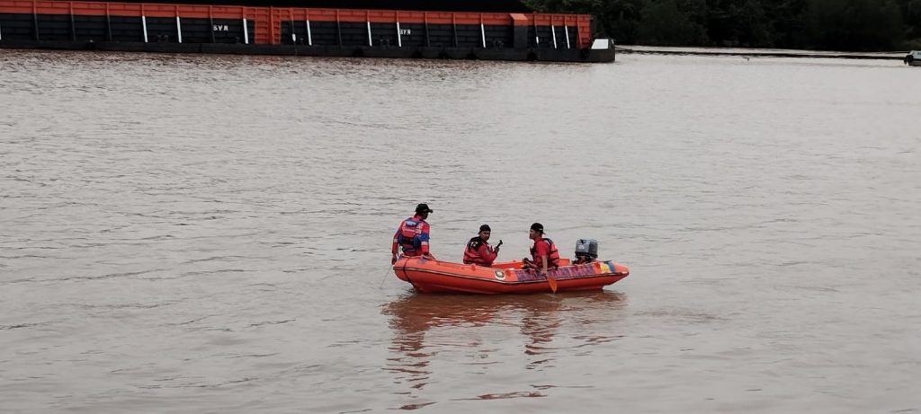 Upaya pencarian korban kecelakaan perahu di perairan Sanga-Sanga.